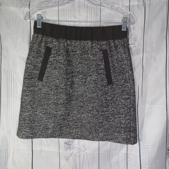 LOFT Dresses & Skirts - Loft pull on tweed wool blend preppy classic mini skirt